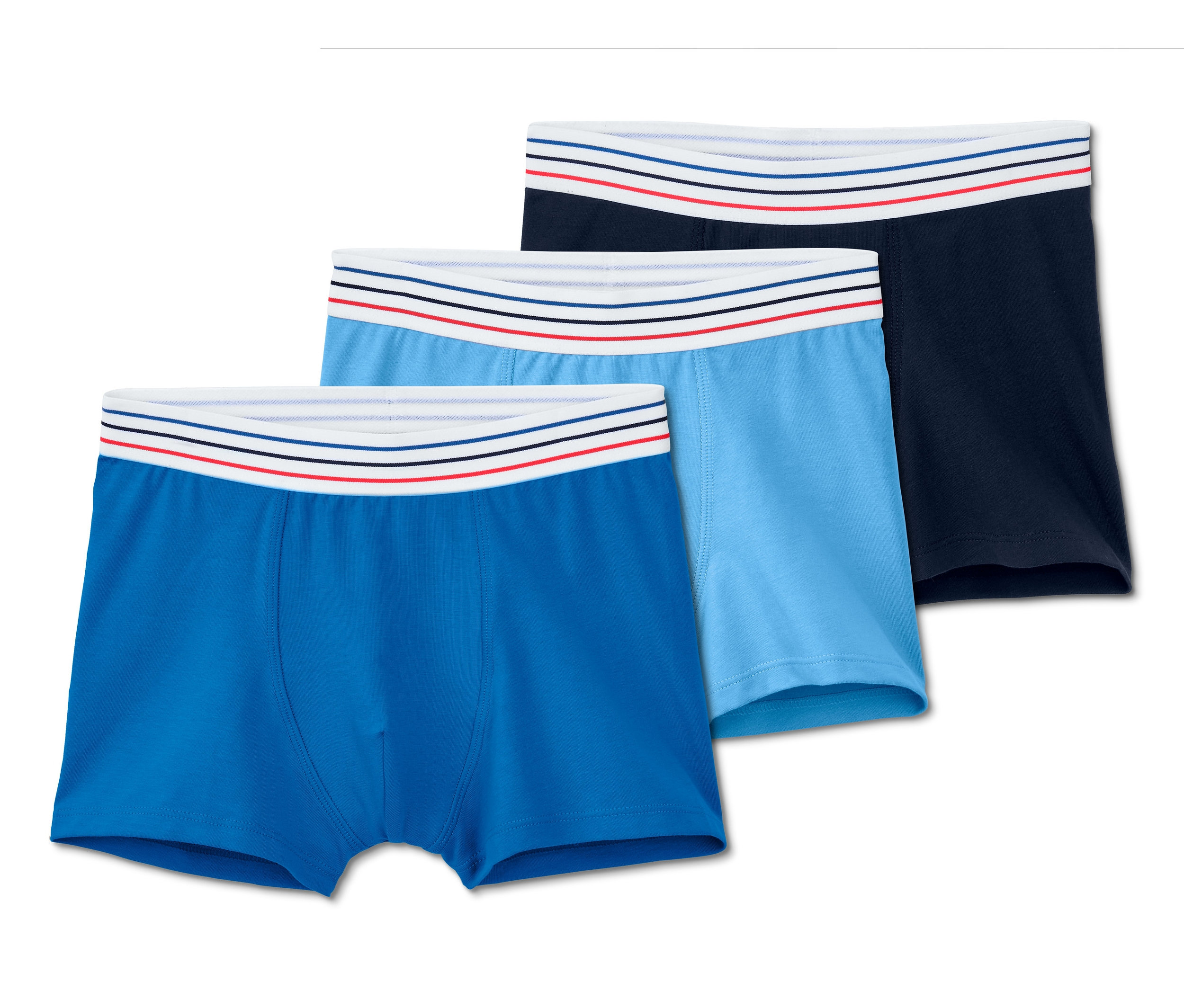 Trzy pary chłopięcych bokserek w odcieniach niebieskiego.