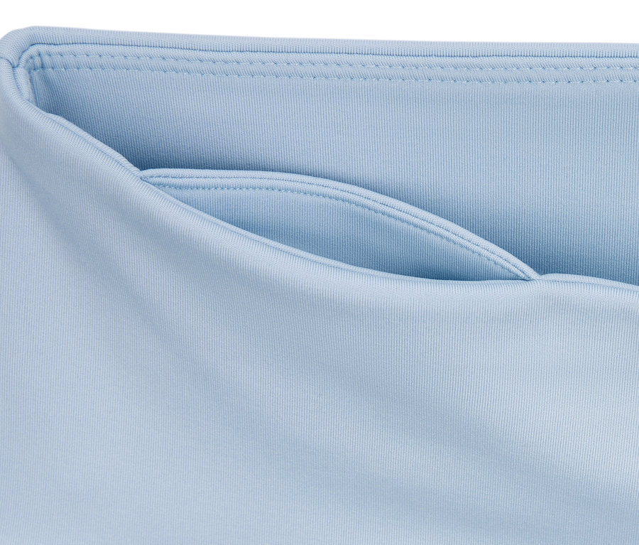 Detal błękitnych legginsów sportowych »Soft Touch« z kieszenią.