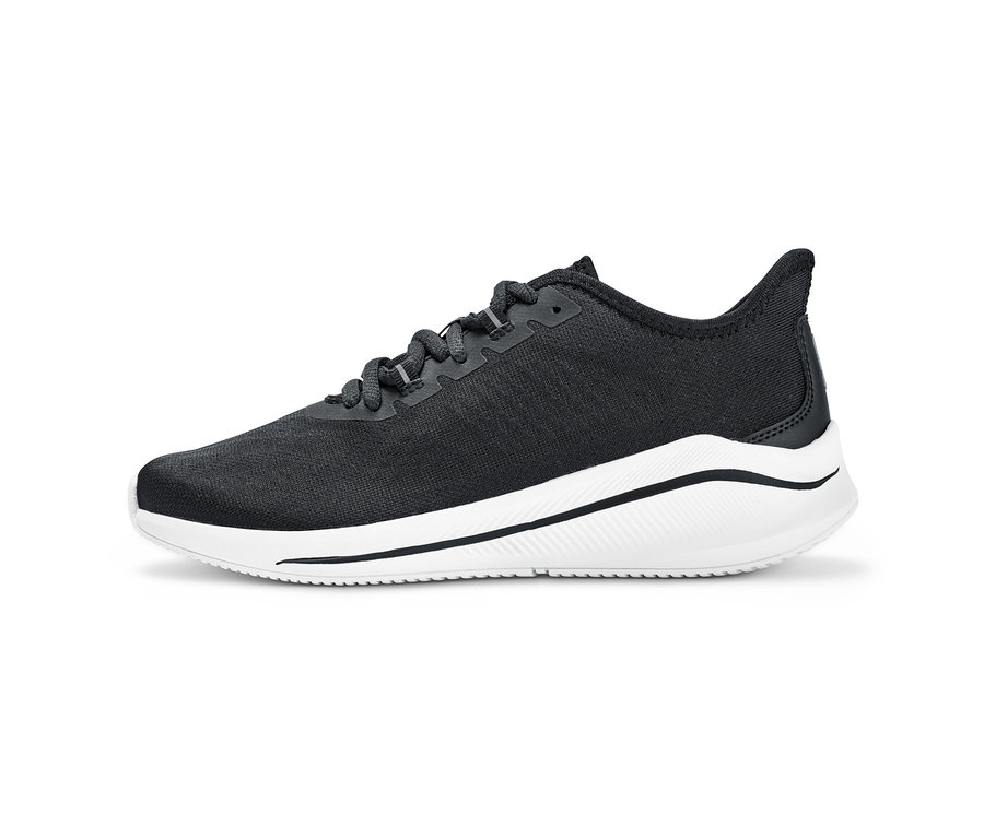Zbliżenie buta typu sneaker z czarną cholewką i białą podeszwą.