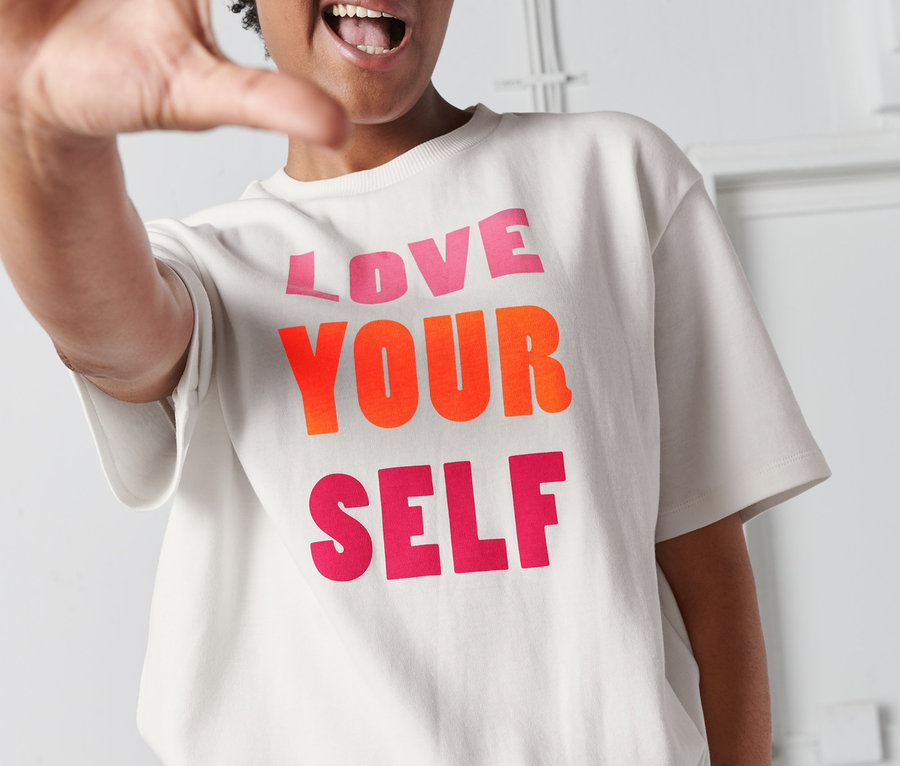 Kobieta w koszulce z napisem "LOVE YOUR SELF".