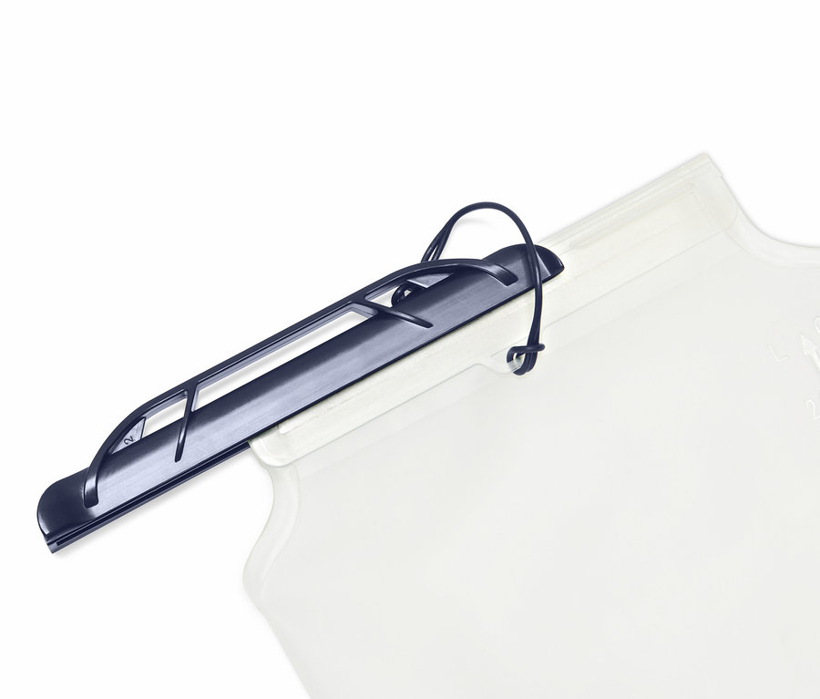 Zbliżenie na przezroczysty bukłak o pojemności ok. 2 l z czarnym zamknięciem.