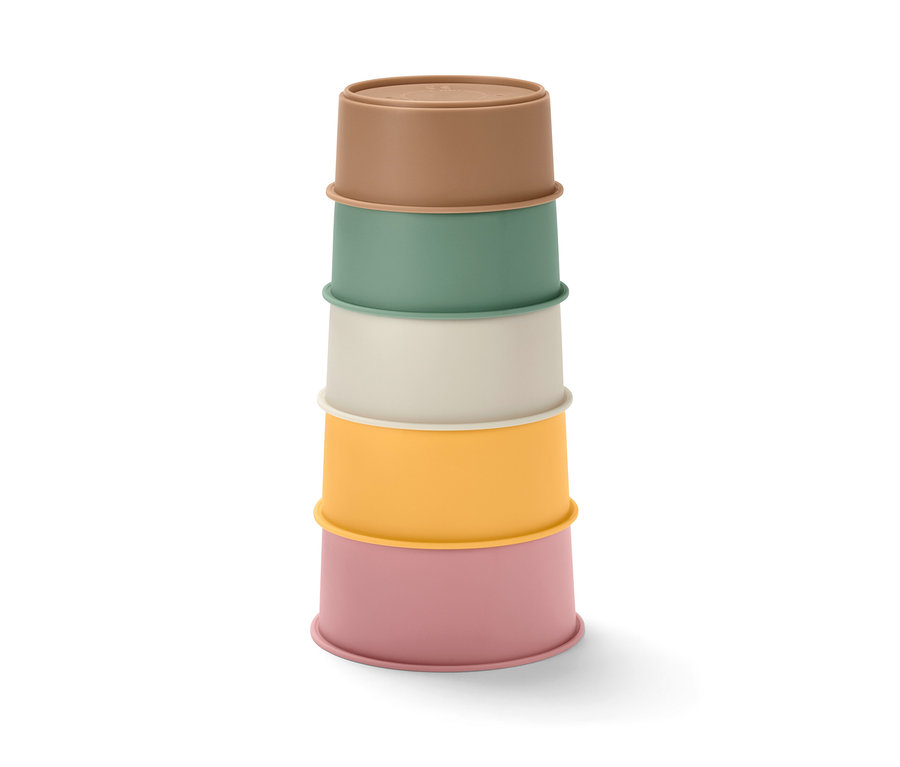 Ustawione jeden na drugim Kubki do kąpieli z możliwością ustawiania jeden na drugim w kolorach brązowym, zielonym, kremowym, żółtym i różowym.