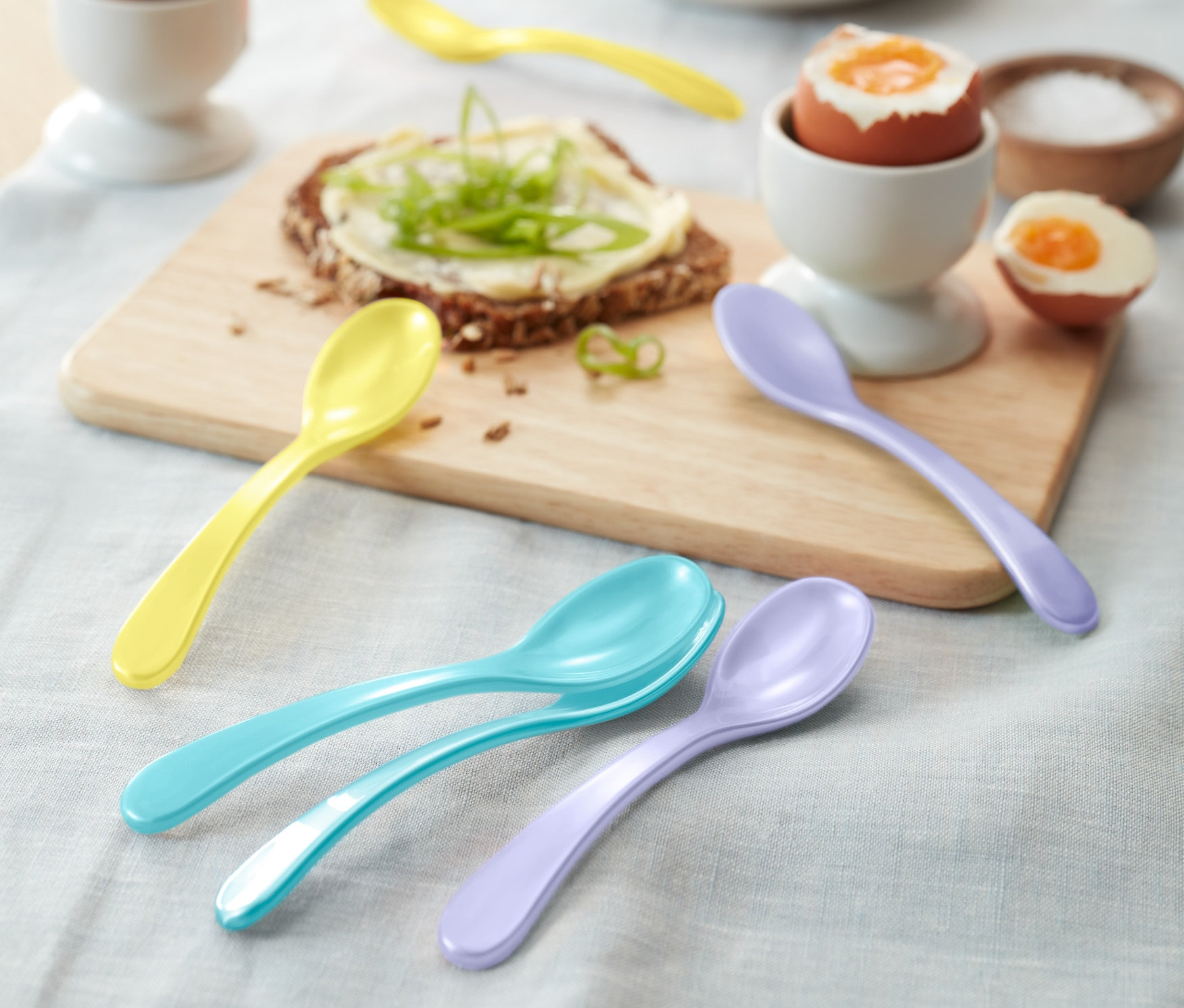 Na stole leżą jajka w kieliszku i Łyżeczki do jajek, 6 sztuk.