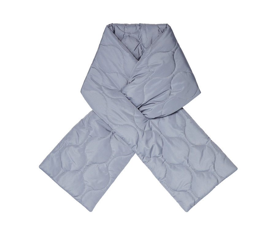 Jasnoszary pikowany szal na białym tle.