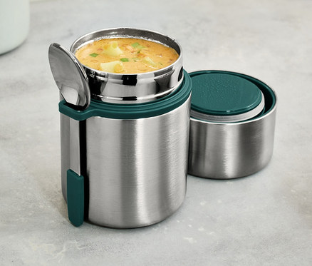 Pojemnik termiczny ze stali nierdzewnej z zupą i łyżką.