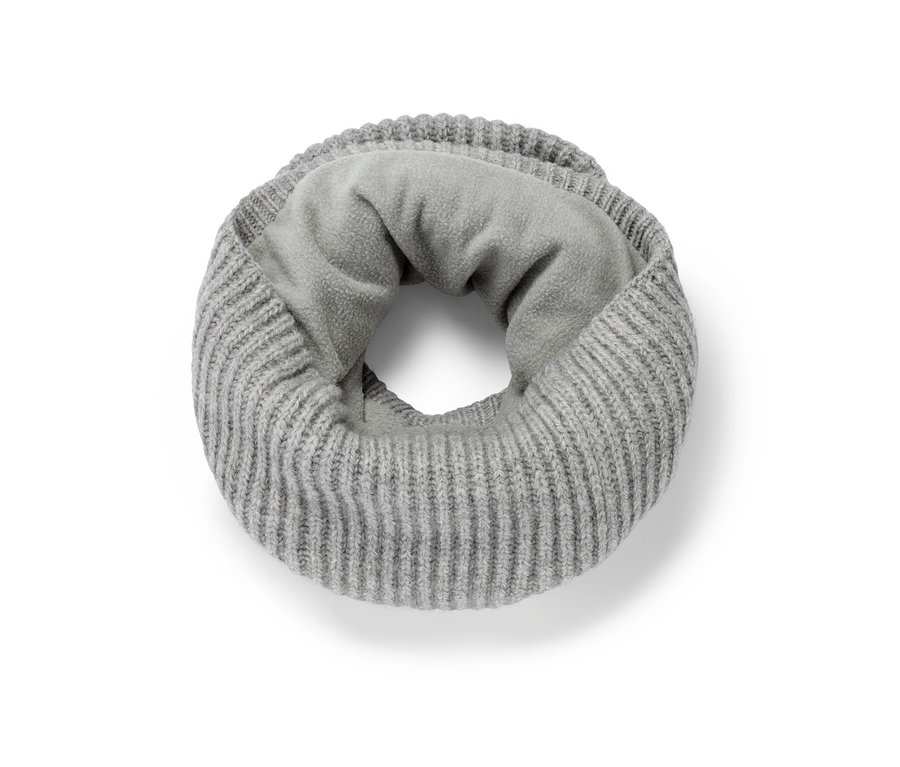 Szary szal-komin z dzianiny.