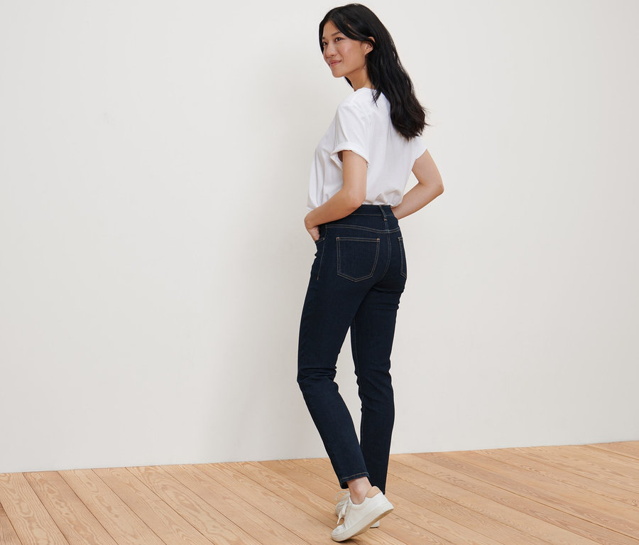 Kobieta pozuje w dżinsach slim fit „Emma” i białym T-shircie.