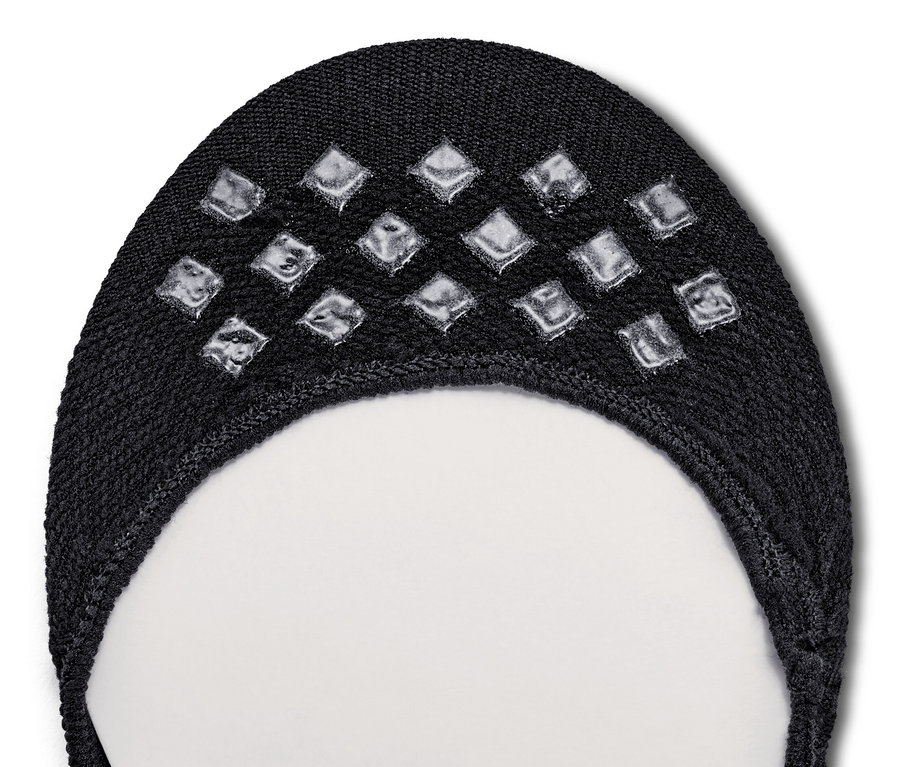 Zbliżenie na czarne Skarpetki do sneakersów, 2 pary, z antypoślizgowymi elementami na spodzie.