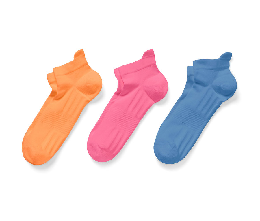 Trzy pary profesjonalnych, kolorowych skarpet do biegania.