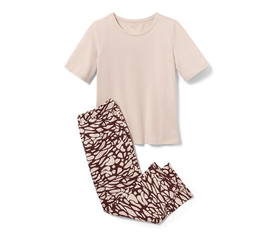 Kremowa piżama z brązowymi spodniami we wzory.