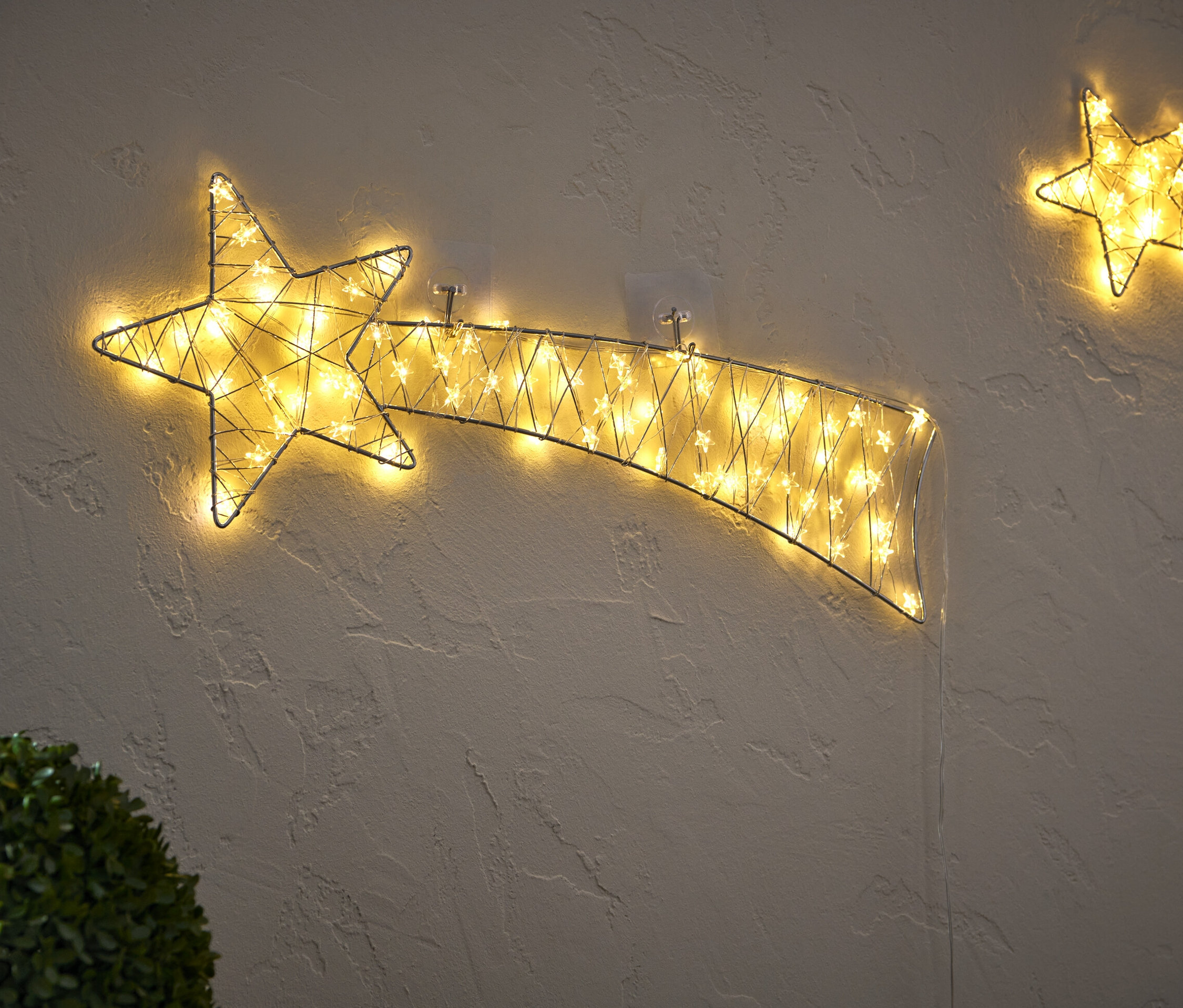 Dwie duże spadające gwiazdy LED na ścianie.