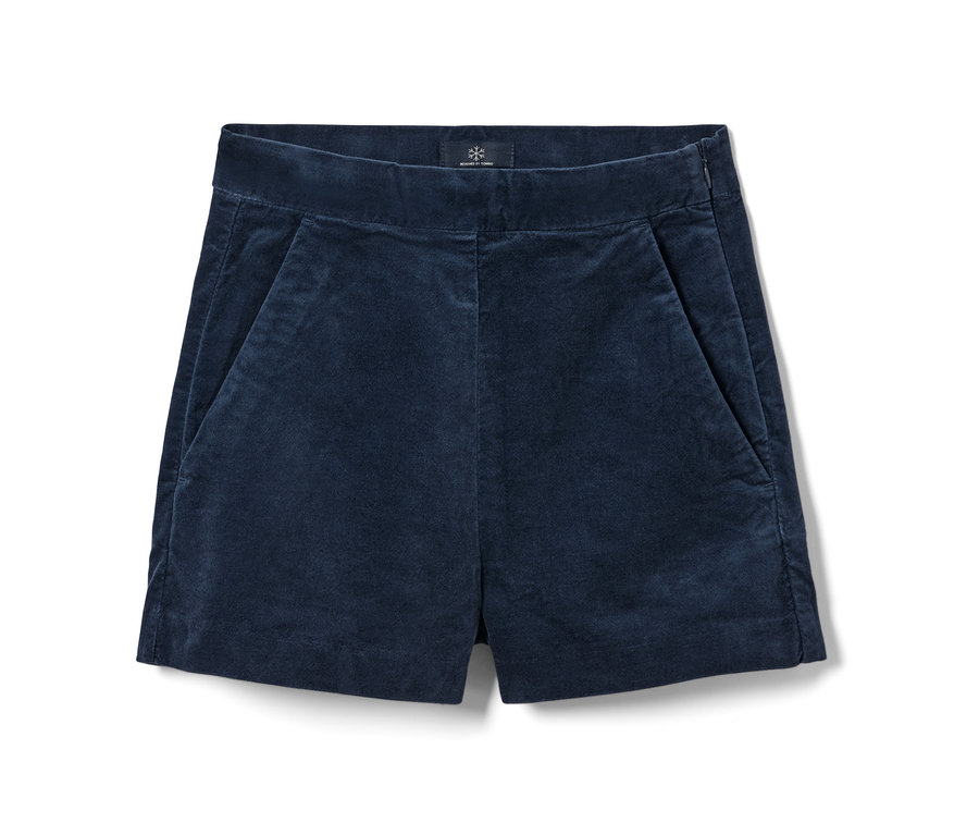 Zbliżenie na aksamitne szorty.