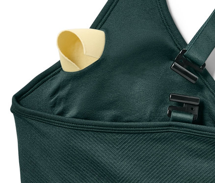 Szczegółowy widok ciemnozielonego, bezszwowego biustonosza sportowego.