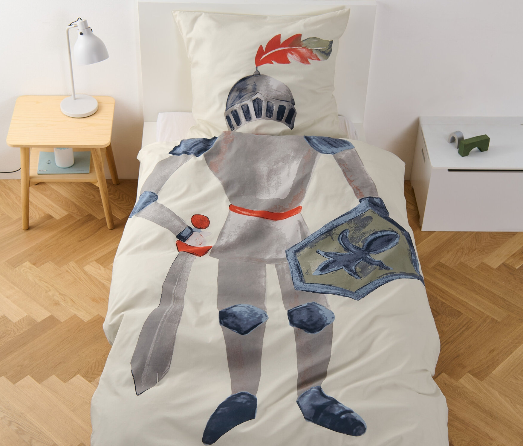 Pościel dziecięca z bawełny renforcé z motywem rycerza na łóżku.