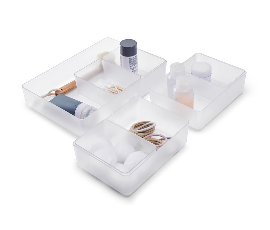 Zestaw organizerów do szuflad z wacikami, gumkami do włosów, patyczkami kosmetycznymi, butelkami i szczotką.