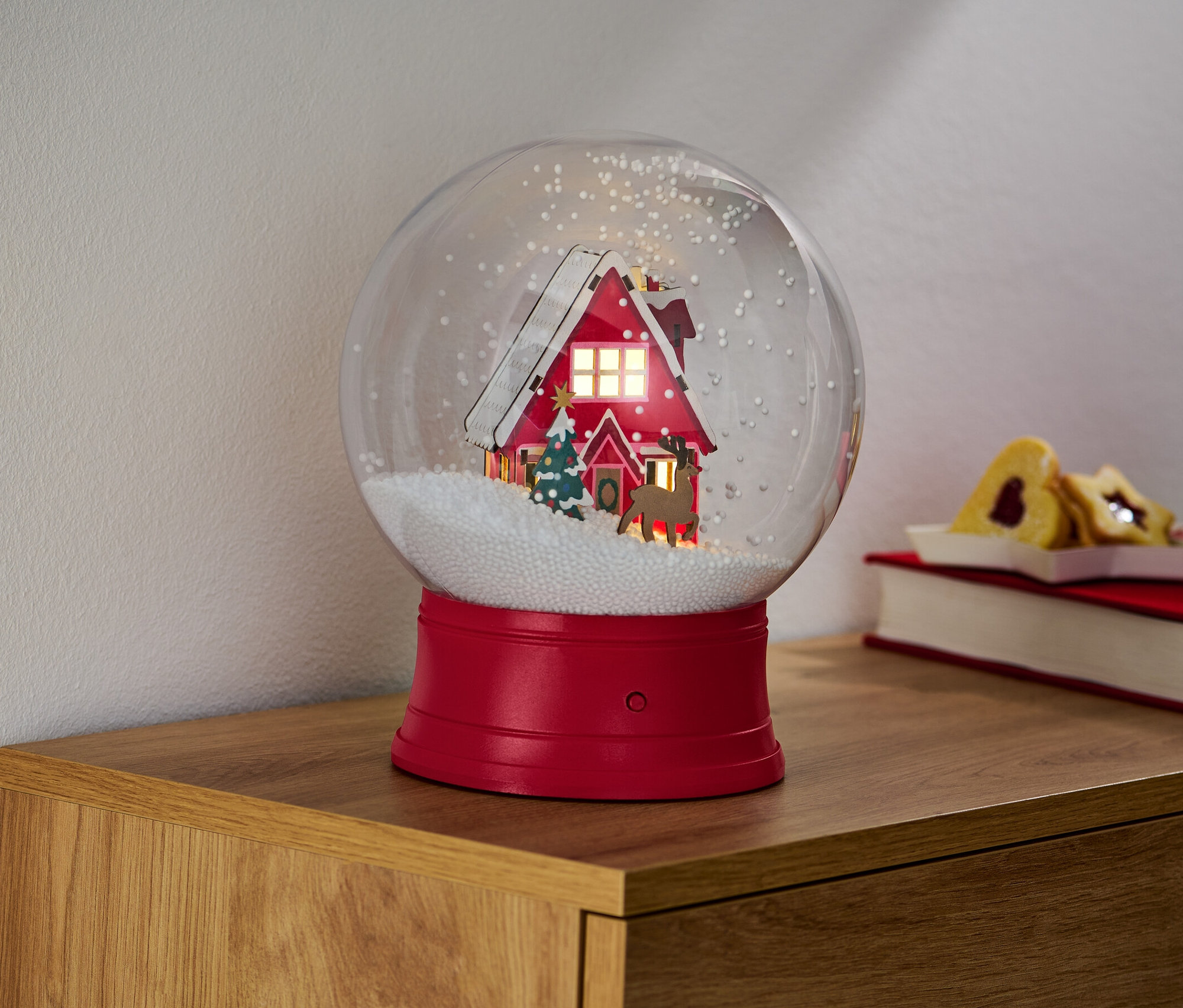Duża kula śnieżna LED z domem, drzewami i reniferem.