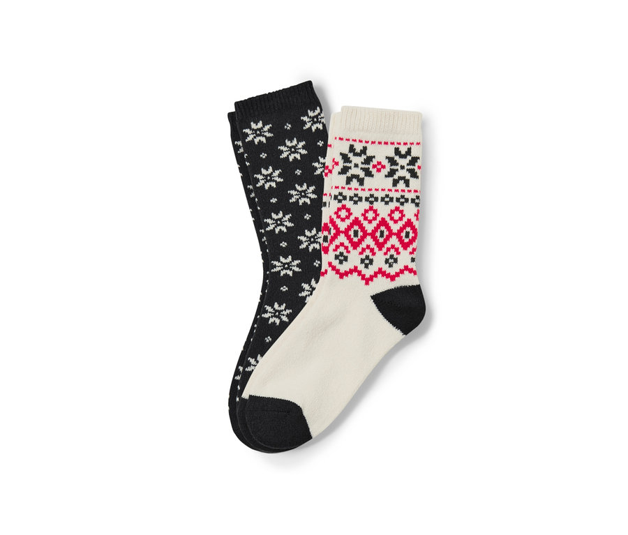 Dwie pary skarpet ze wzorem norweskim leżą obok siebie.