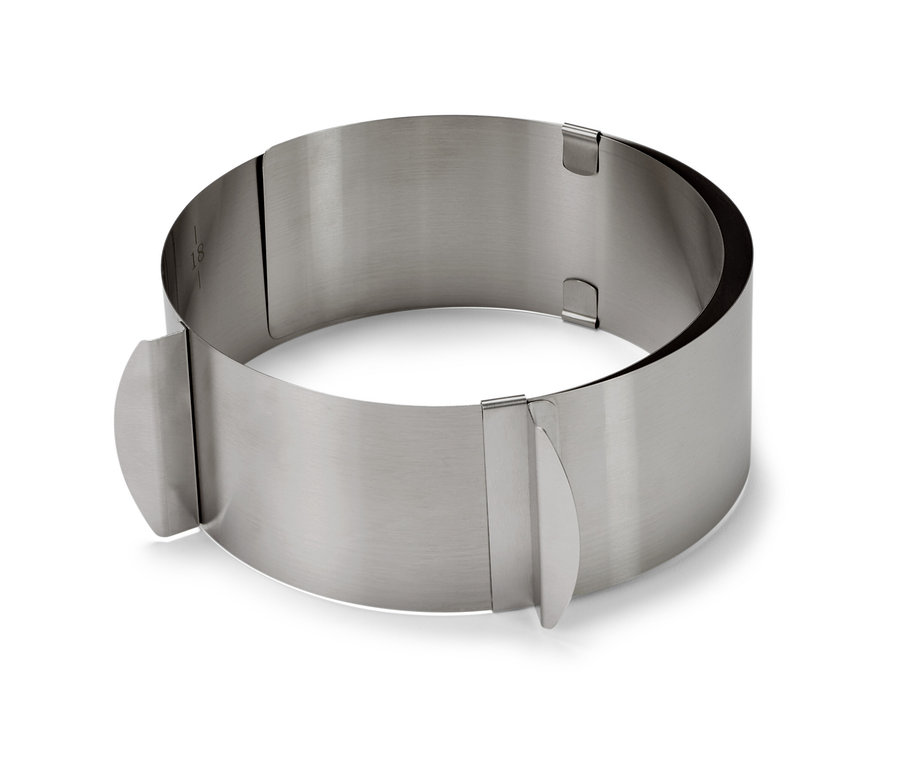 Pierścień do tortów ze stali nierdzewnej na białym tle.