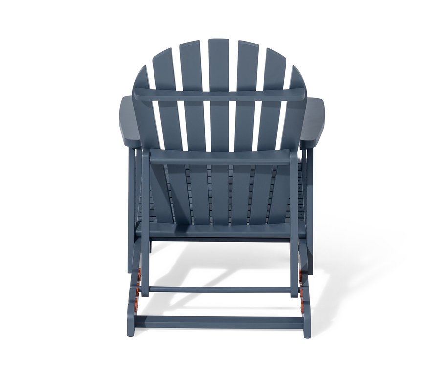 Widok z tyłu na niebieski pojedynczy fotel wypoczynkowy typu Adirondack z wysuwanym podnóżkiem.