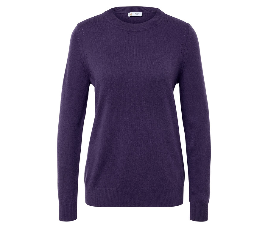 Fioletowy sweter z długim rękawem na białym tle.