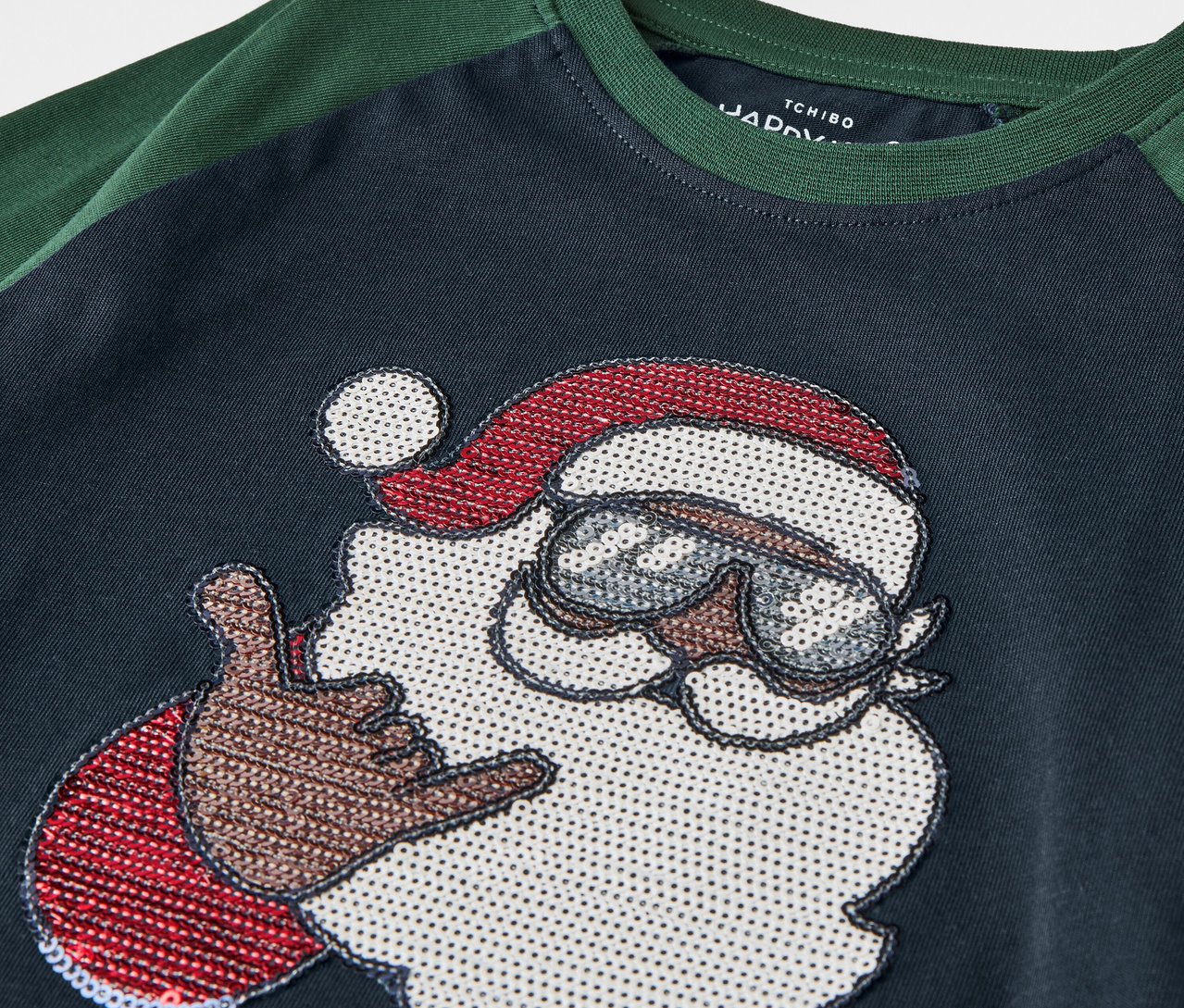 T-shirt z grafiką Świętego Mikołaja w okularach przeciwsłonecznych.