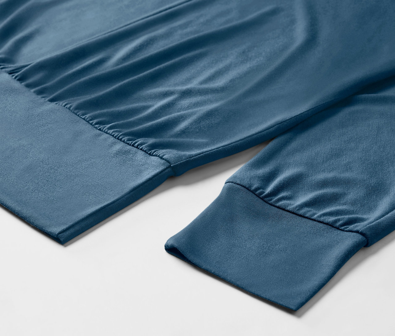 Zbliżenie na niebieską koszulkę do jogi z długim rękawem.