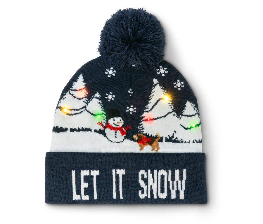 Czapka z napisem LET IT SNOW, obrazkiem bałwana, psa i choinek ze światełkami.