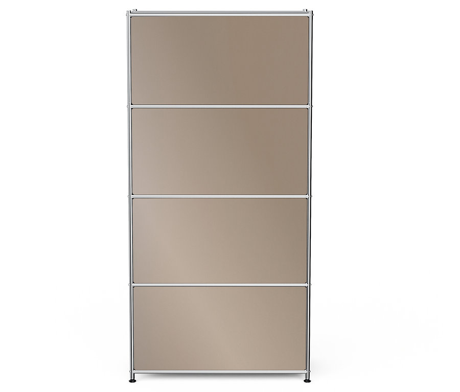 Czteropoziomowa półka z beżowymi panelami i srebrną ramą.