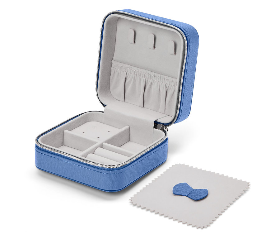 Otwarty niebieski kuferek na biżuterię z szarą wyściółką i ściereczką do polerowania.
