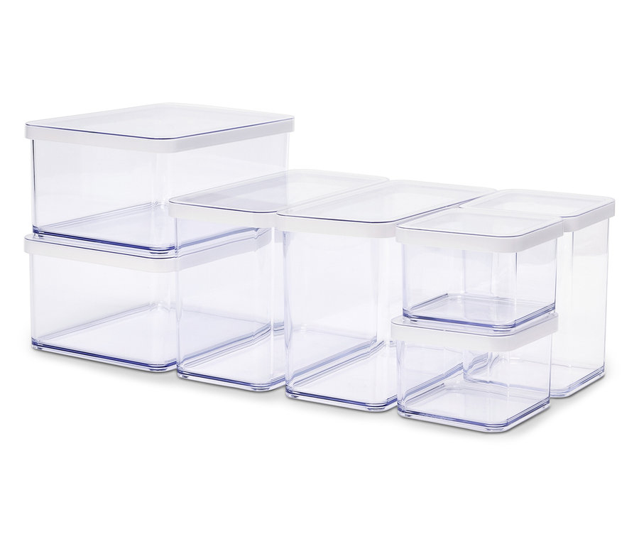 Aranżacja przezroczystych pojemników o różnych rozmiarach z białymi pokrywkami.