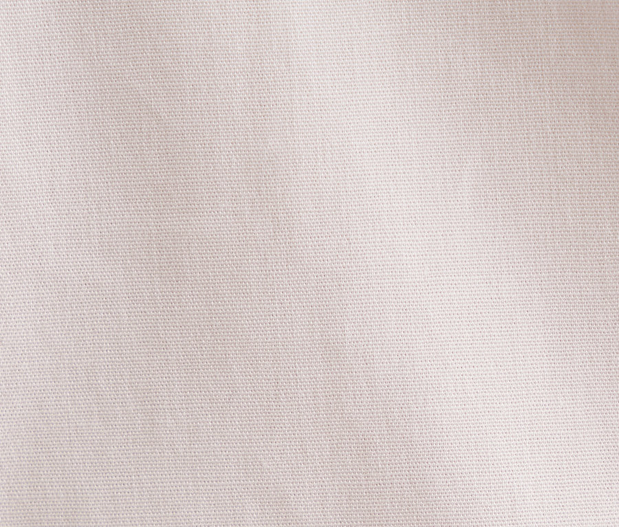 Szczegół jasnoróżowej koszuli slim fit Seidensticker.