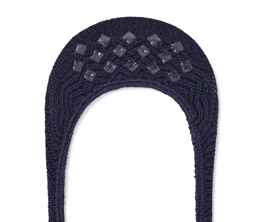 Zbliżenie na parę niebieskich skarpet stopek.