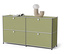 Szafka z czterema oliwkowozielonymi drzwiczkami, na której leży lampa i magazyn.