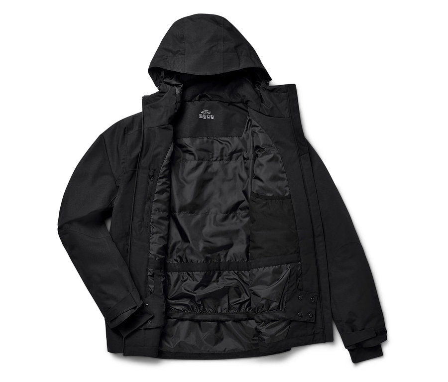 Otwarta czarna kurtka z kapturem i czarną podszewką.