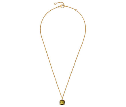 Złoty naszyjnik z prostokątnym, zielonym kamieniem.