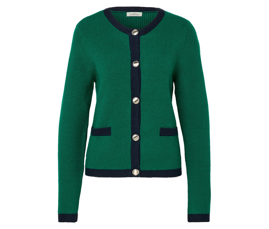 Zielony kardigan z dzianiny strukturalnej z granatowymi akcentami i srebrnymi guzikami.