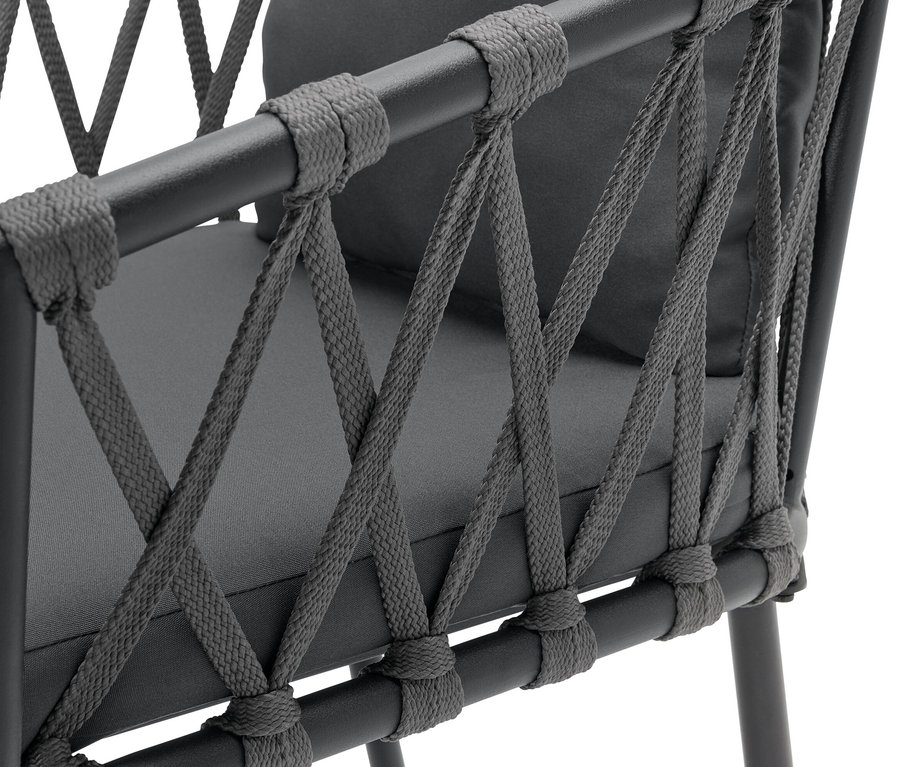 Detale fotela do jadalni z plecionką tekstylną.