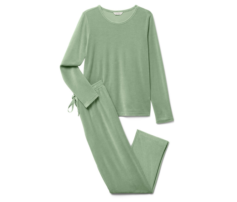 Zielona piżama z długim rękawem i spodniami.