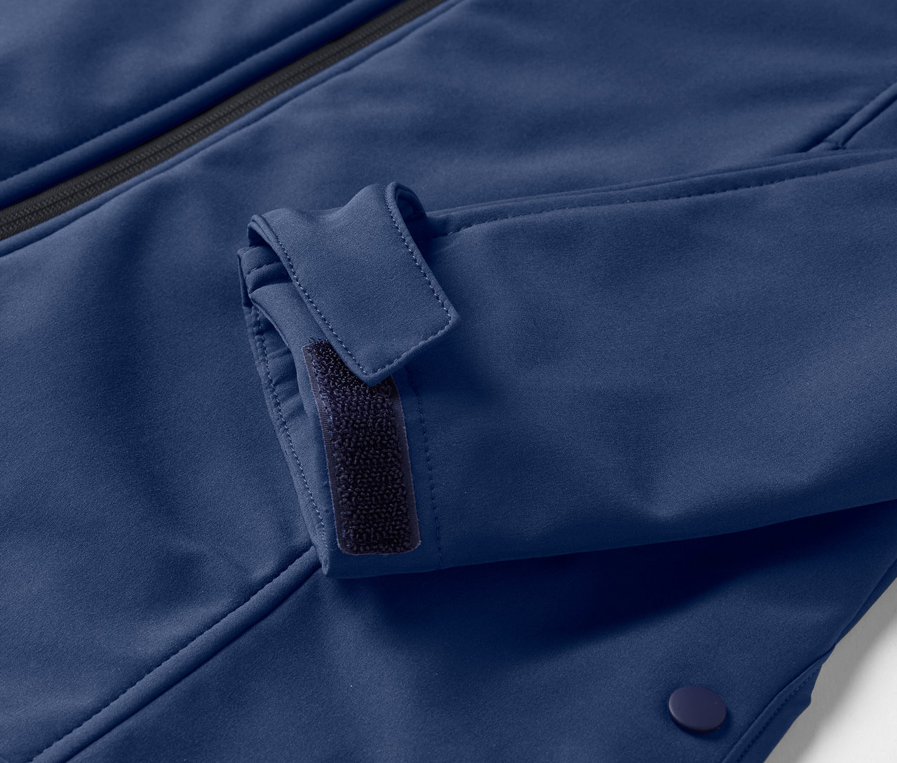 Fragment kurtki softshellowej.