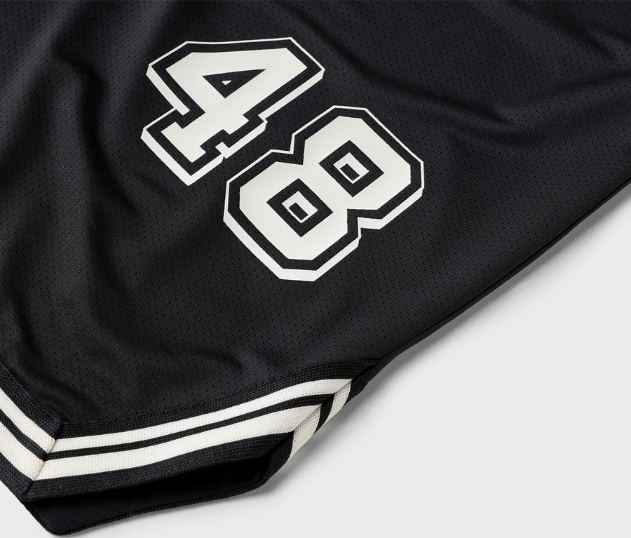 Zbliżenie na czarne szorty do koszykówki z numerem 48 w kolorze białym.