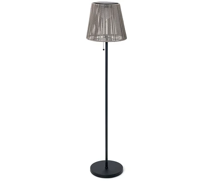 Pojedyncza lampa podłogowa z abażurem z plecionej liny i czarną podstawą stoi na białym tle.