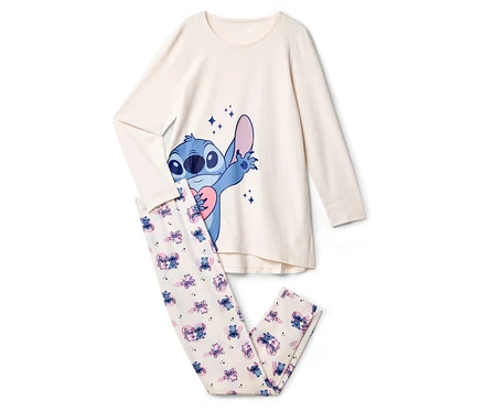 Kremowy zestaw piżamy z motywem Stitch leży płasko na białym tle.