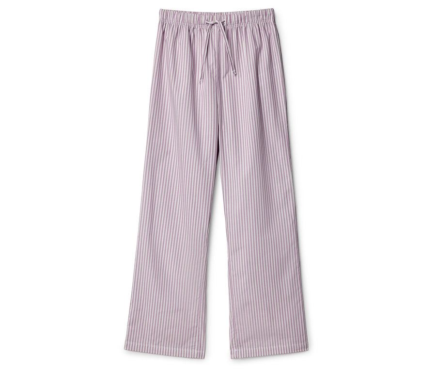 Długie spodnie od piżamy w fioletowo-białe paski leżą na białym tle.