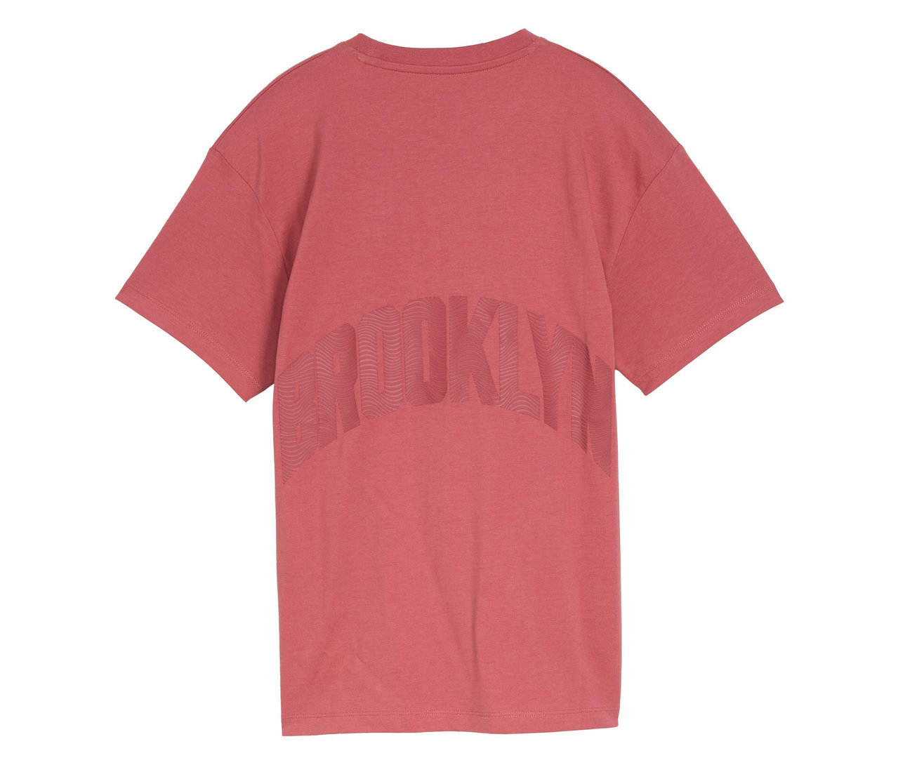 Zbliżenie na różową koszulkę z napisem „BROOKLYN” z tyłu.