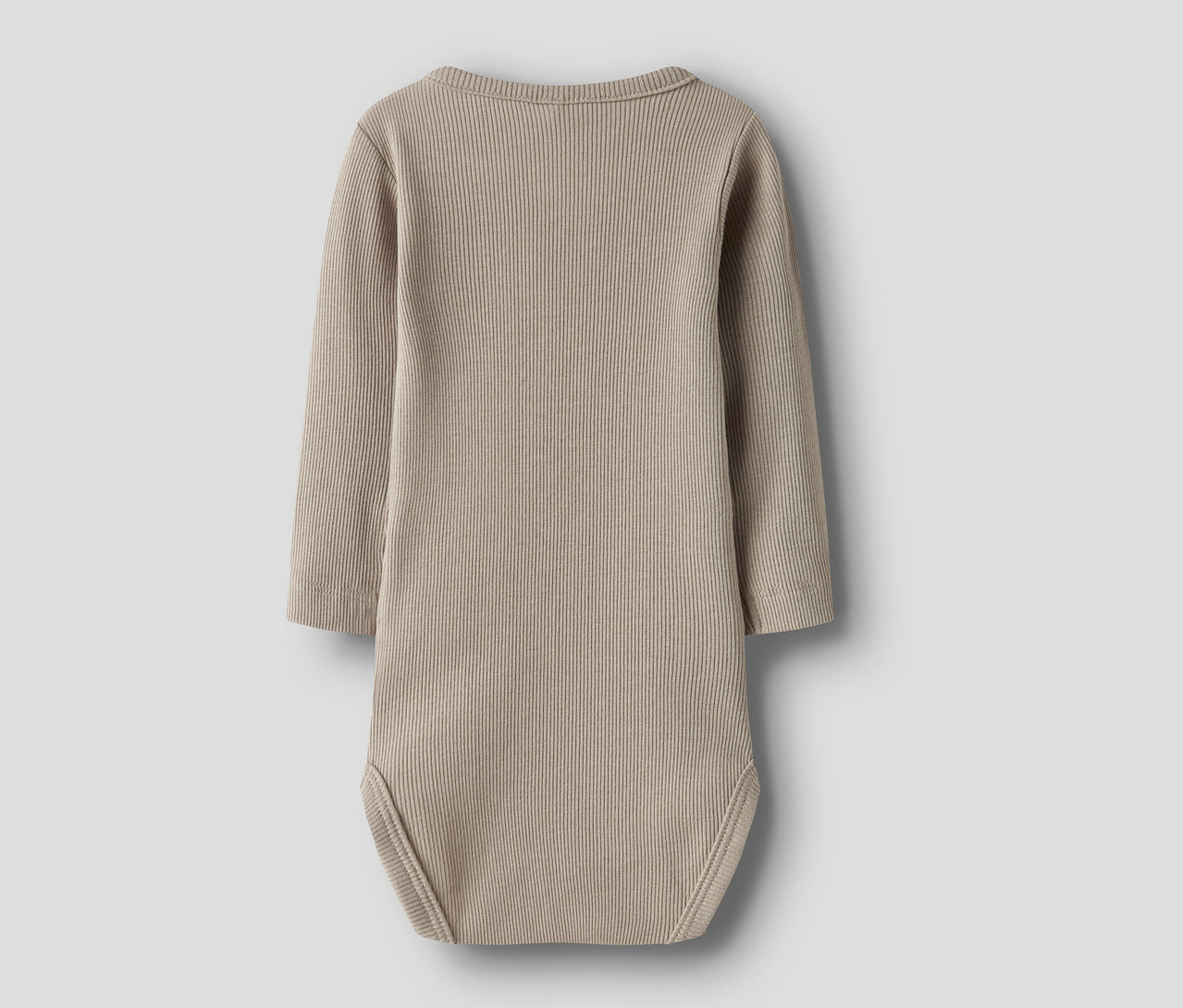 Zbliżenie pojedynczego, jasnobrązowego body niemowlęcego z długim rękawem NAME IT, troposphere