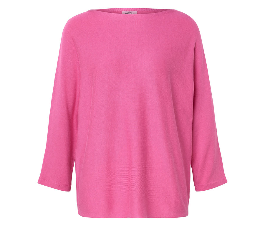 Zbliżenie na różowy sweter z dekoltem w łódkę i rękawami trzy czwarte.