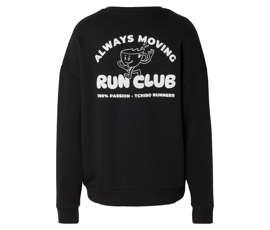 Czarna bluza z białym nadrukiem graficznym na plecach, przedstawiającym biegnącą filiżankę kawy, tekst „ALWAYS MOVING RUN CLUB” i „100% PASSION - TCHIBO RUNNERS”.
