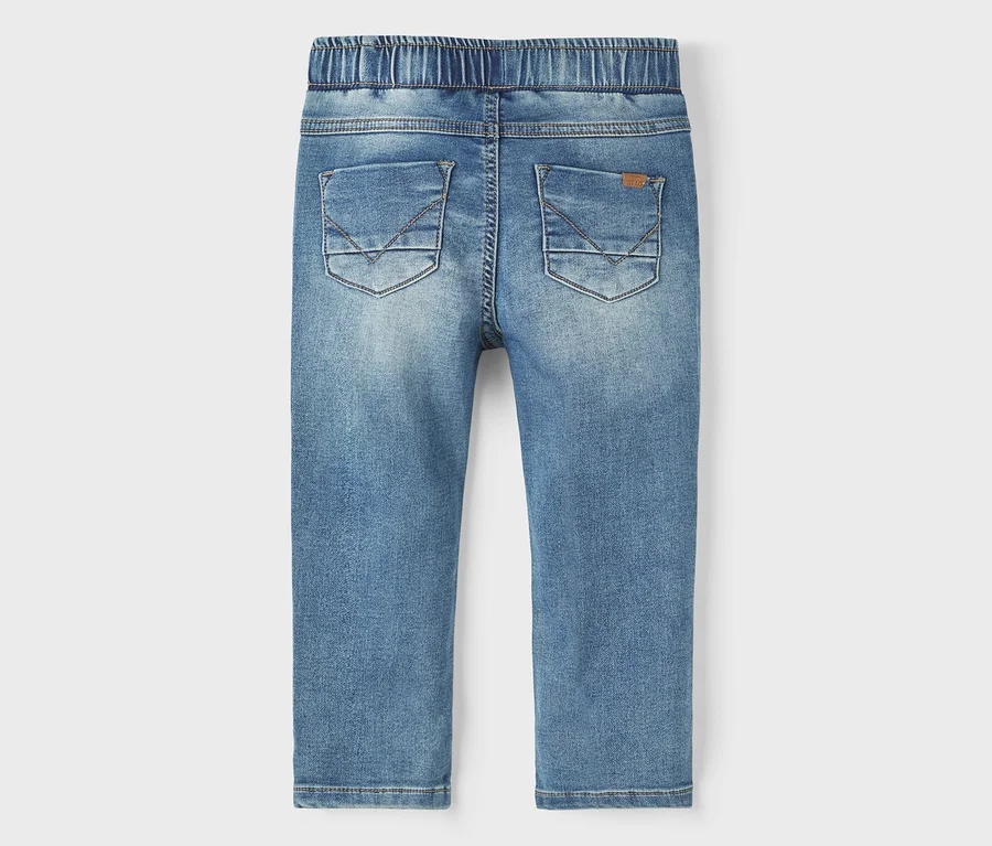 NAME IT Slim Sweat Jeans, niebieskie dżinsy z elastycznym pasem i dwiema tylnymi kieszeniami z ozdobnymi szwami.