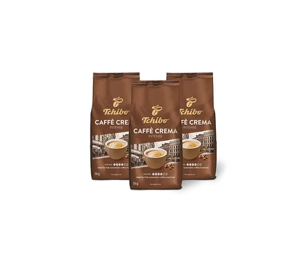 Trzy brązowe opakowania kawy ziarnistej Tchibo Caffè Crema Intense stoją obok siebie.