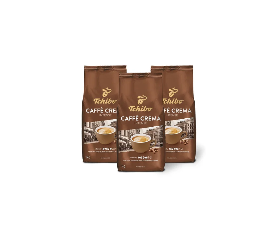 Trzy brązowe opakowania kawy ziarnistej Tchibo Caffè Crema Intense stoją obok siebie.